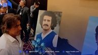 تقدیر ویژه ساپینتو از پیشکسوتان با گل رز آبی