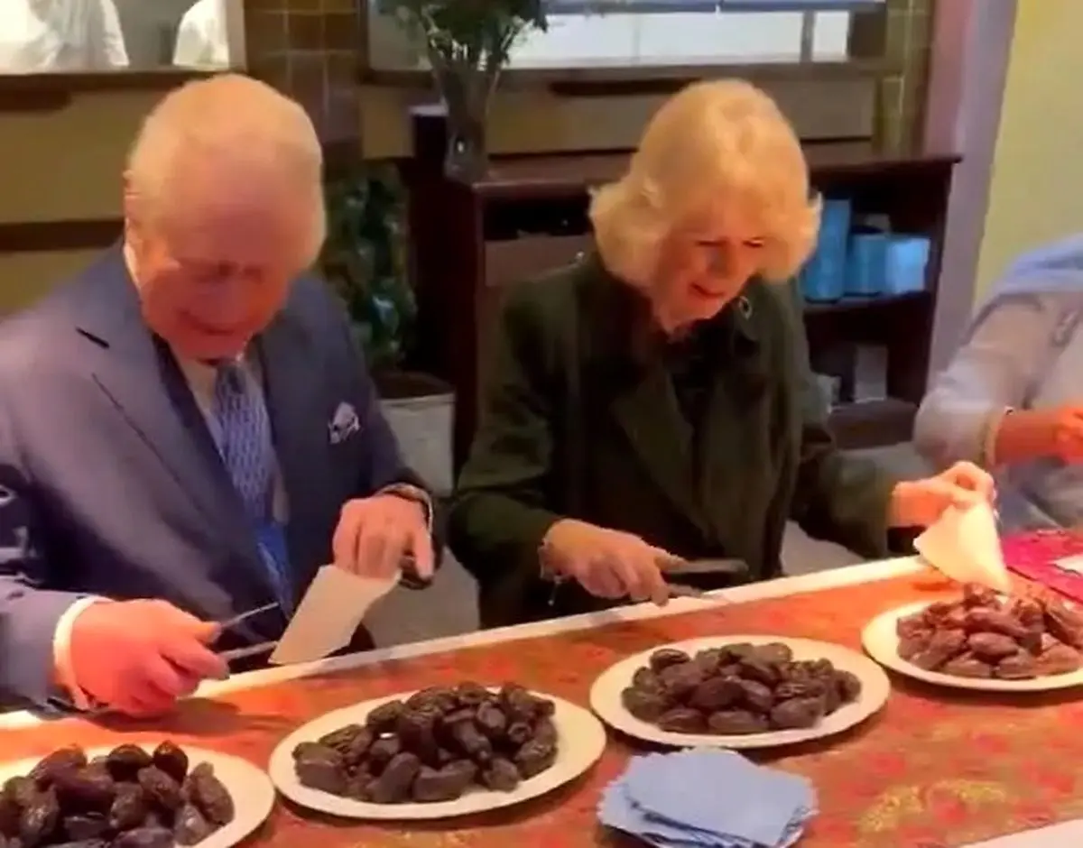 پادشاه و ملکه انگلیس در حال بسته بندی خرما برای افطار ماه رمضان