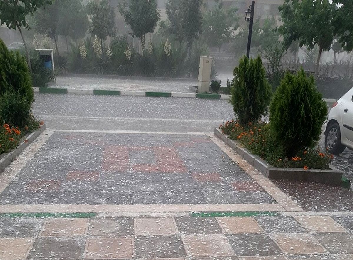تگرگ در مشهد، شیشه خودروها را شکست + تصویر