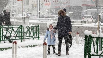 بارش برف در مشهد؛ لحظه‌های خوش کودکان در دل زمستان