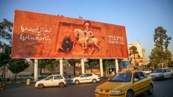 زانو زدن نتانیاهو مقابل شاپور ساسانی + عکس خبرساز در تهران