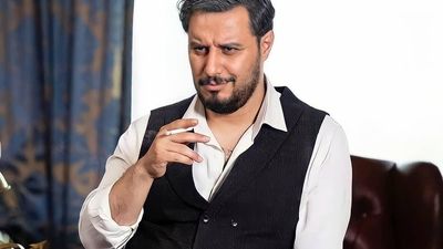 جشن تولد صمیمی عزیز مهری، مادر جواد عزتی در پشت صحنه سریال «وحشی» + ویدیو