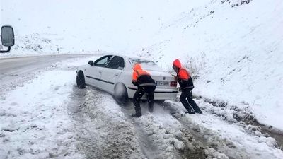 بارش برف و باران در جاده‌های ۱۳ استان کشور