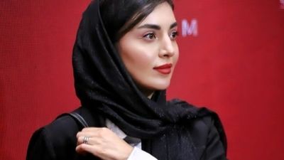 سفر در زمان؛ تصویری از تینا وصال سریال بچه مهندس در کنار همسرش در کافه