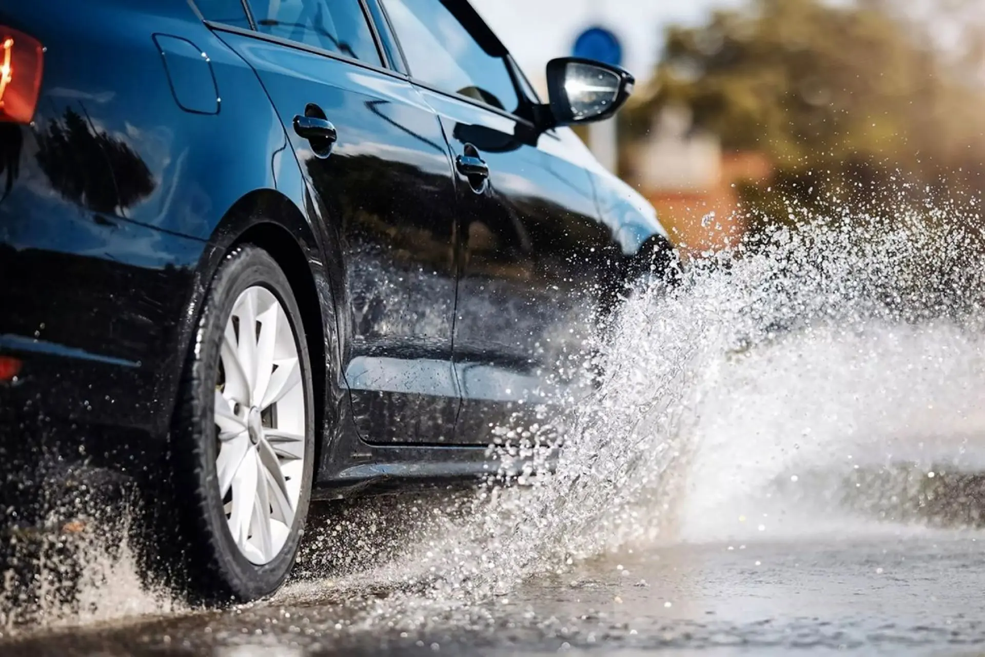 خودرو درحال حرکت در جاده آب گرفته