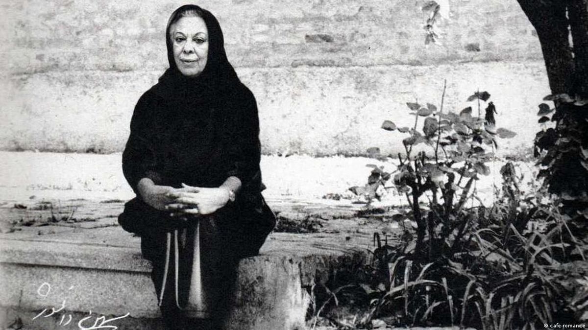 سفر در زمان به دهه 70؛ سیمین دانشور در حیاط خانهاش، چهرهای ناب از زندگی یک اسطوره + عکس