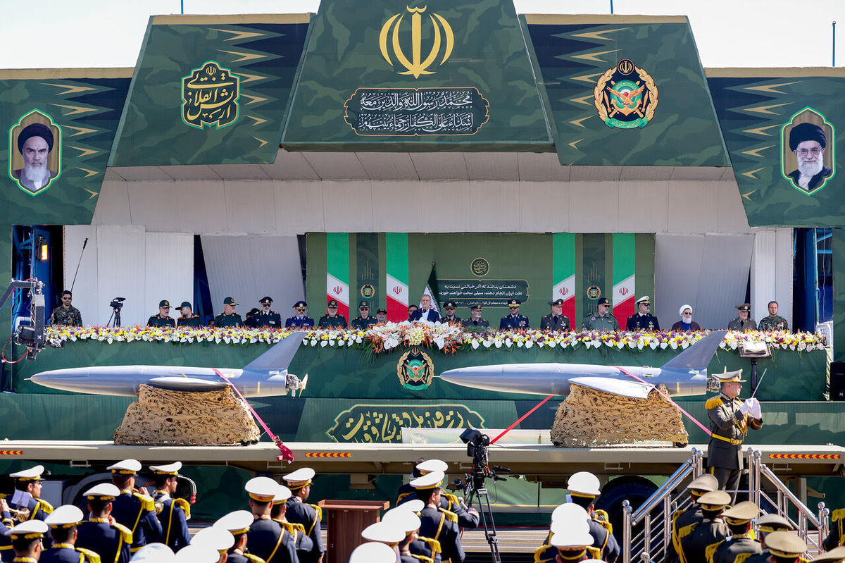 ژست جالب مسعود پزشکیان در مراسم روز ارتش