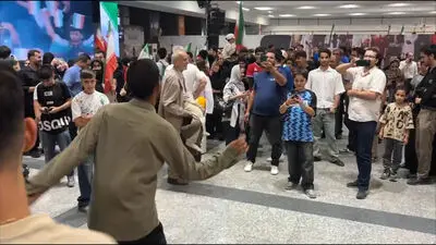 هوادار تیم ملی سوار بر ترامپ در مراسم استقبال از تیم ملی!