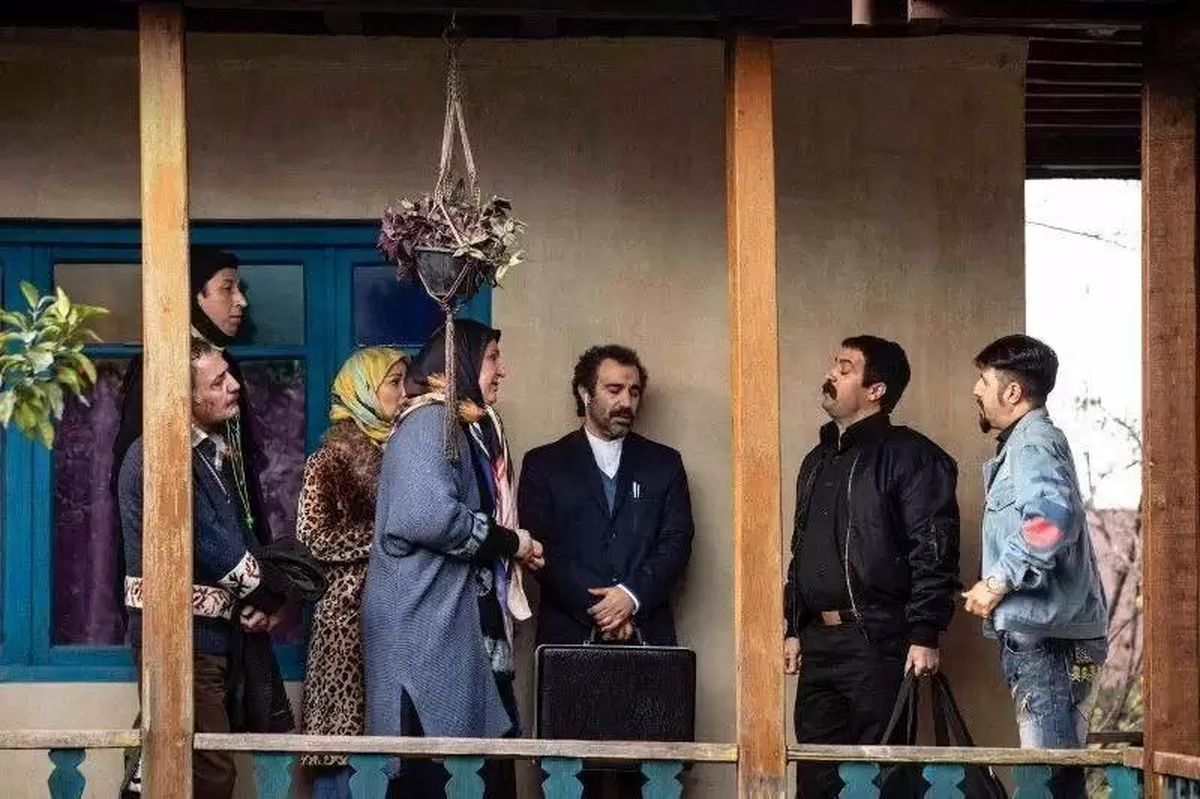 صندلی جالب نقی در پایتخت 7 + قاب باباپنجعلی روی دیوار
