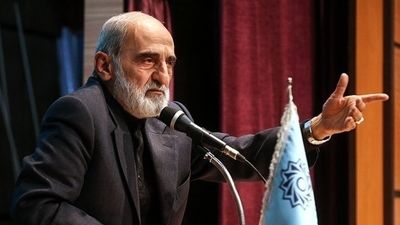 حسین شریعتمداری به خاطر انتشار یک شعر در روزنامه کیهان عذرخواهی کرد 