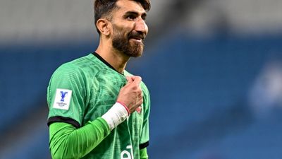 فیلم رقص علیرضا بیرانوند با شلوارک در رختکن