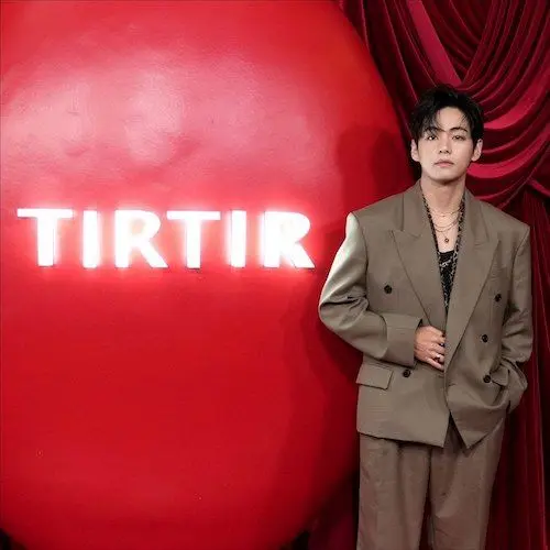 کت و شلوار قهوه‌ای کیم تهیونگ