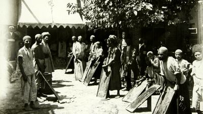 سفر در زمان؛ احمدشاه و ولیعهدش در کنار همکلاسی هایشان در دبستان، دهه 1280