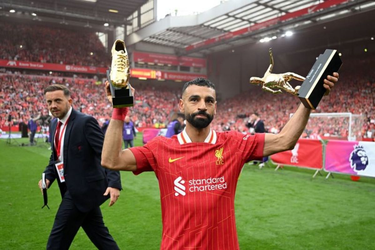 قاب مشترک «محمد صلاح» و خانوادهاش با جایزه کفش طلای انگلیس و بهترین بازیکن فصل لیگ جزیره (عکس)