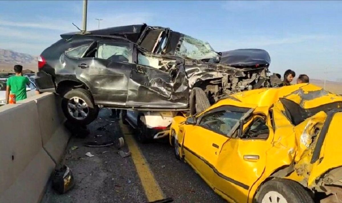 مصدومیت ۱۲ نفر در تصادف زنجیرهای جاده ملک آباد به مشهد