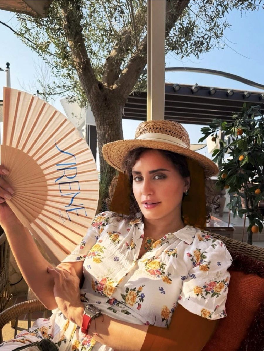 الناز شاکردوست با کلاه حصیری در سواحل 2