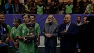 اهدای جام قهرمانی به تیم فوتسال پیشکسوتان در تورنمنت یادبود شهدای جنگ دوازده روزه