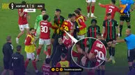 آشوب در زمین فوتبال؛ پرتاب چاقو و بطری به سوی بازیکنان