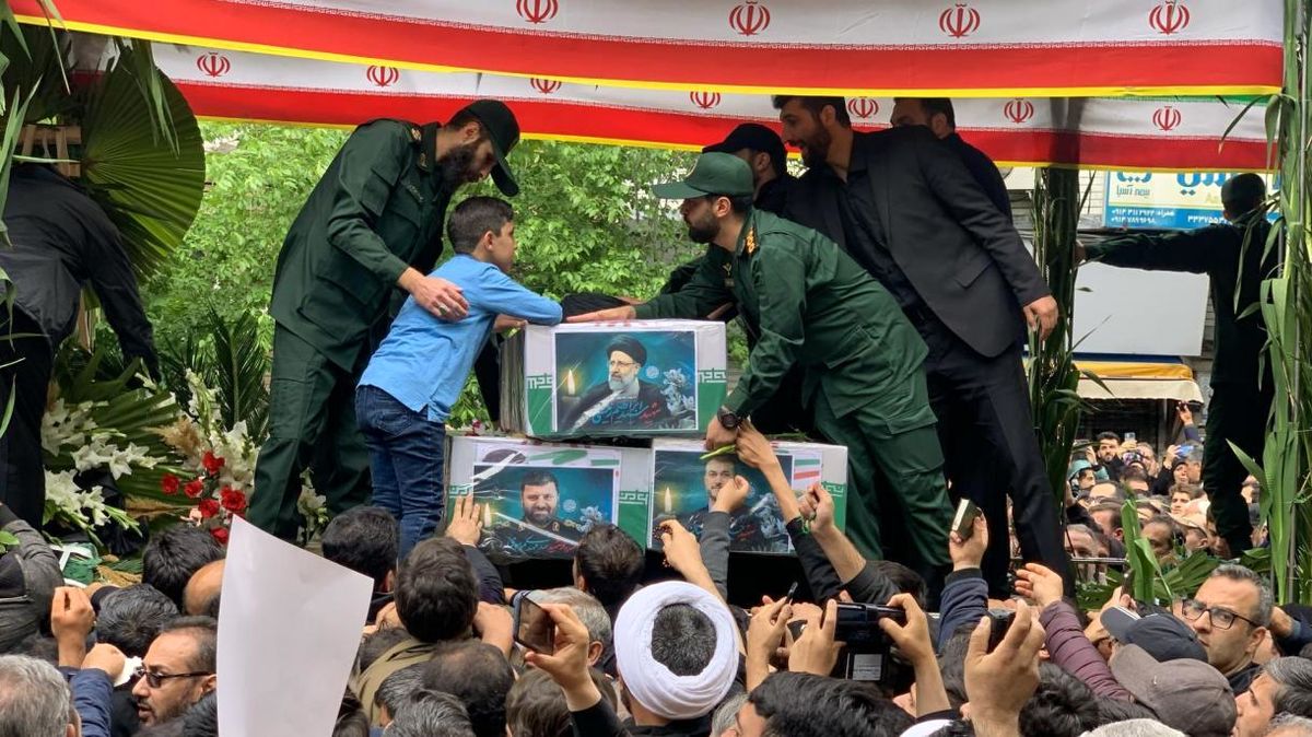 رمزگشای از دعاهایی خاص رهبر انقلاب در نماز بر پیکر شهید رئیسی