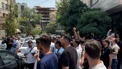 هواداران استقلال: ما با این تیم زندگی می کنیم، نمی توانید کار کنید بروید!
