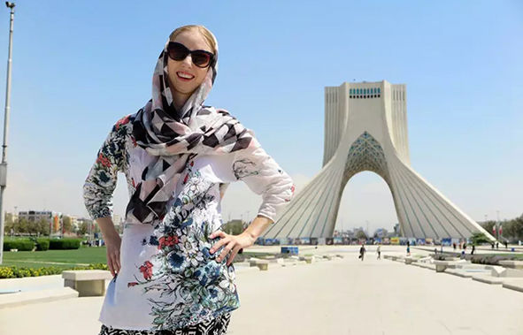 اینستاگرافی| تهران زیبای خارجی‌ها؛ زن روس و چوپان؛ مرد هندی و راننده کشنده