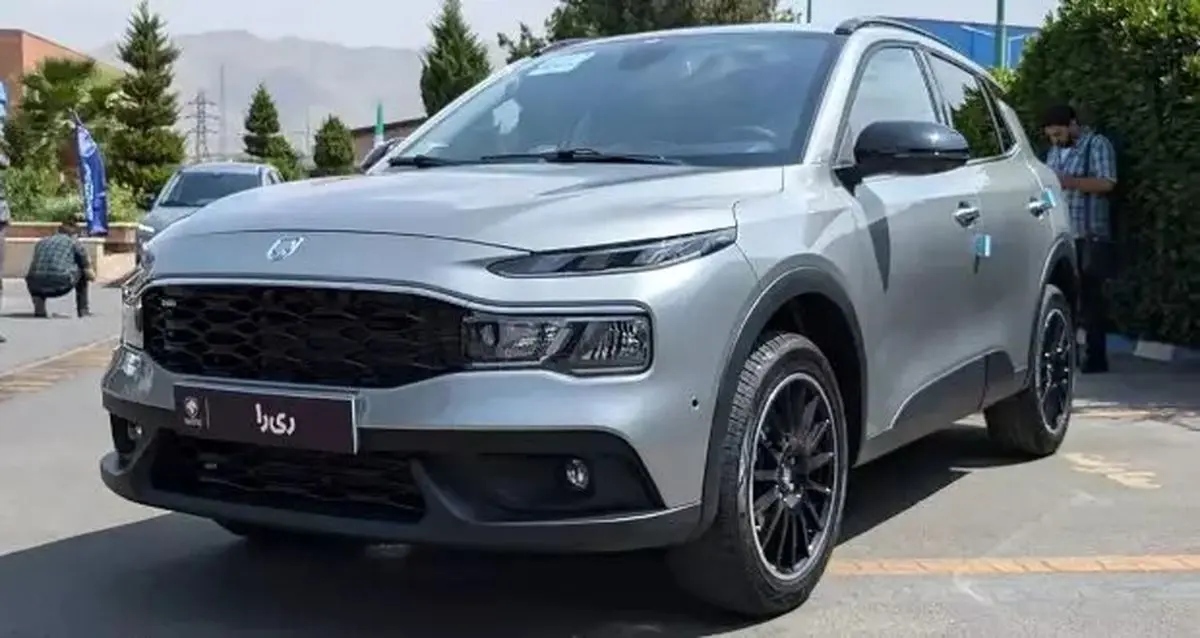 کاپوت ریرا بعد از تصادف با عابر پیاده له شد (ویدیو)