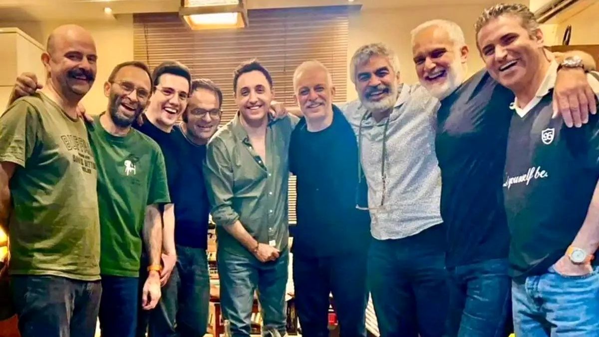 جمع شدن دوباره عوامل لیسانسه‌ها 1