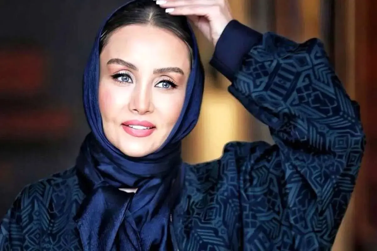 «حدیث فولادوند» در کودکی و با پدرش در کنار دریا؛ اواخر دهه ۵۰