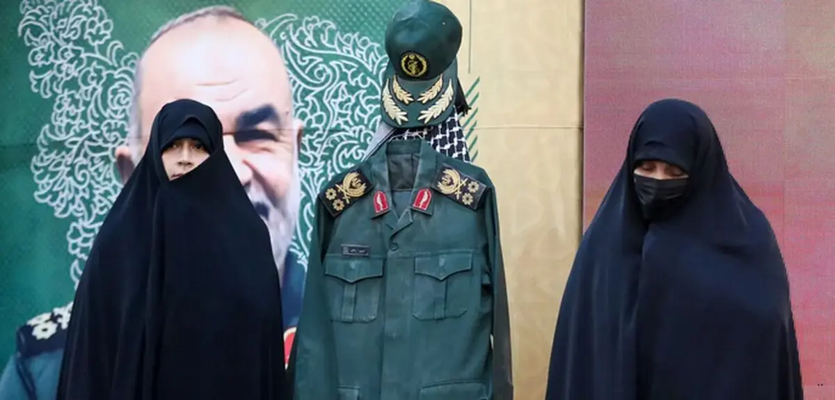 عکس| دختر شهید سلامی بر مزار پدرش