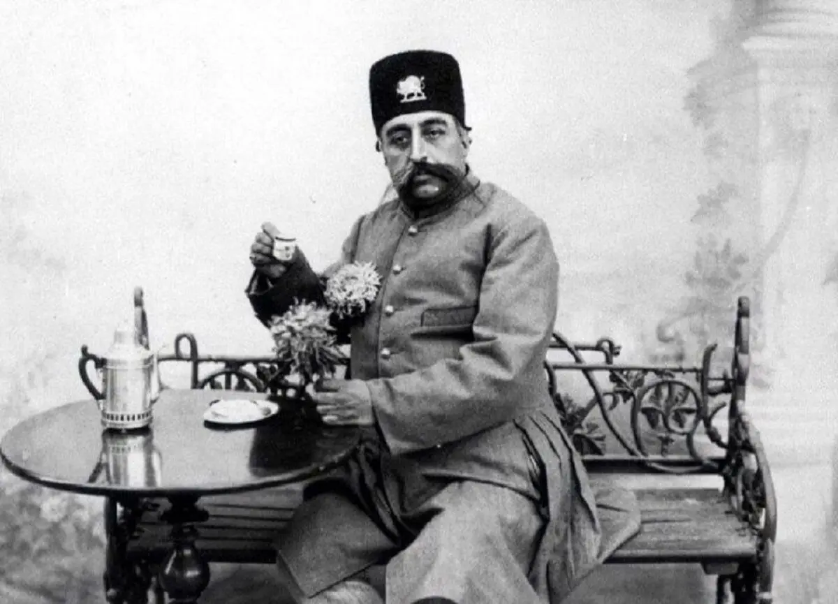 مظفرالدین‌شاه در حال نوشیدنی آب معدنی در فرانسه/عکس
