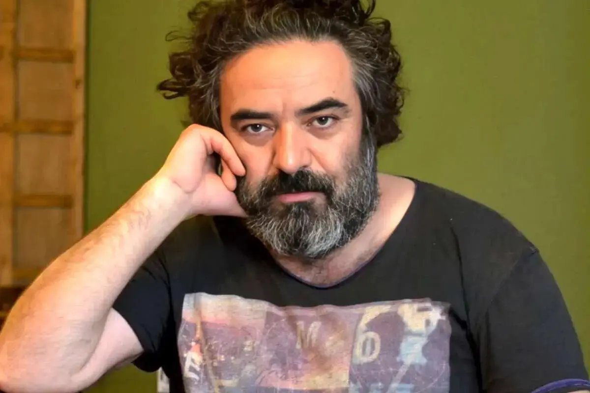 عکس/ نگاهی به چیدمان منزل حسن معجونی بازیگر سریال شیش ماهه و همسر جوانش/ مزین به قوری و فنجان با تصویری از شاه حسن قاجاری، گل و گیاه و...
