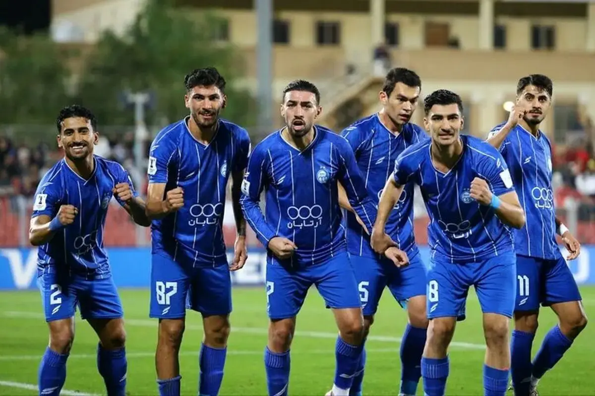 عکس | مربی و گلرهای فجر در آغوش غلامپور پیش از بازی استقلال