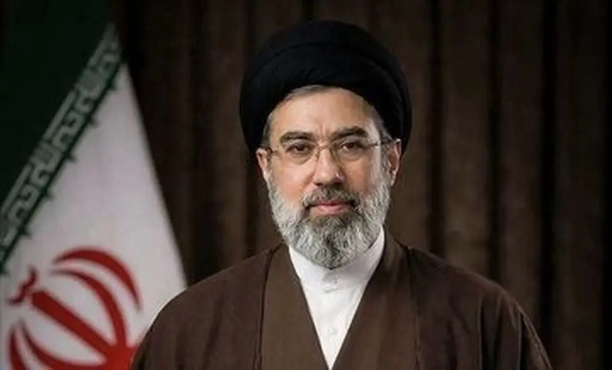 تصویری دیدنی از آیت‌الله سید مجتبی خامنه ای در آغوش سردار سلیمانی