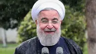سفر در زمان | «حسن روحانی» در حال بوسیدن دست مادرش