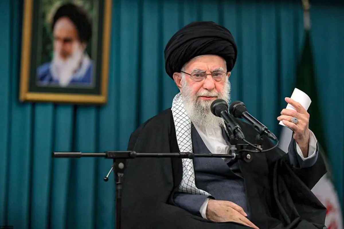 عکس دیده نشده از لباس خاص رهبر و چند وسیله شخصی بجا مانده اش بعد از شهادت