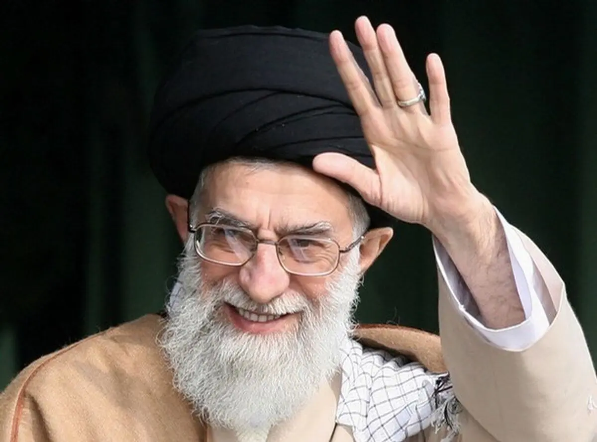 سفر در زمان | قابی ماندگار از حضور آیت‌الله خامنه‌ای در میان رزمندگان دفاع مقدس