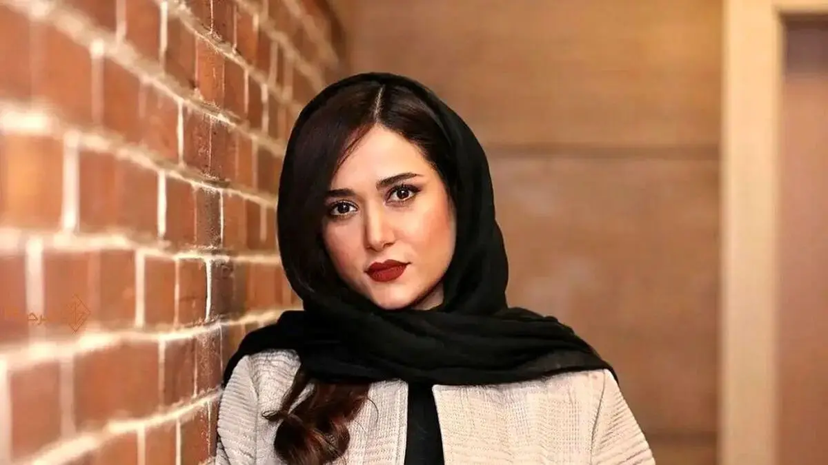 سفر در زمان| ژست خاص «پریناز ایزدیار» در کنار «حسن معجونی» در فیلم «خوک»