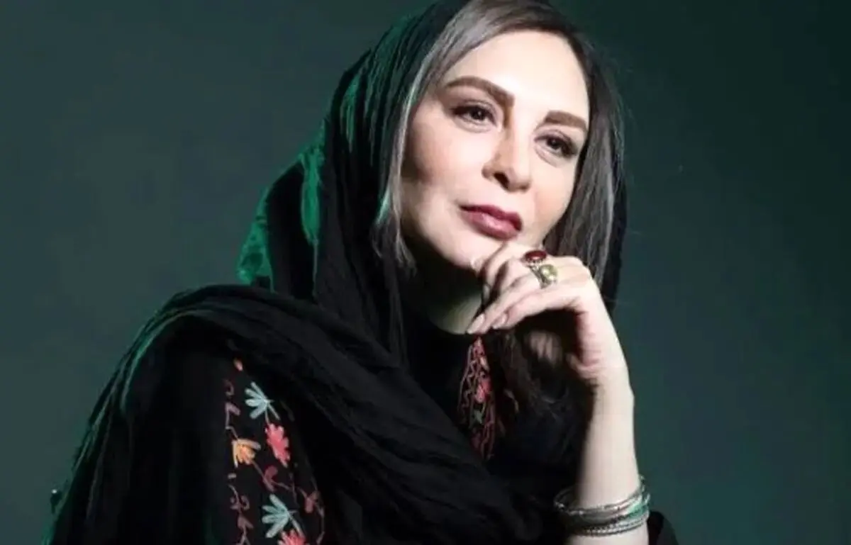 قابی زیبا از افسانه بایگان با چادر در کنار جمشید مشایخی/ خانم بازیگر شبیه 20 ساله‌هاست