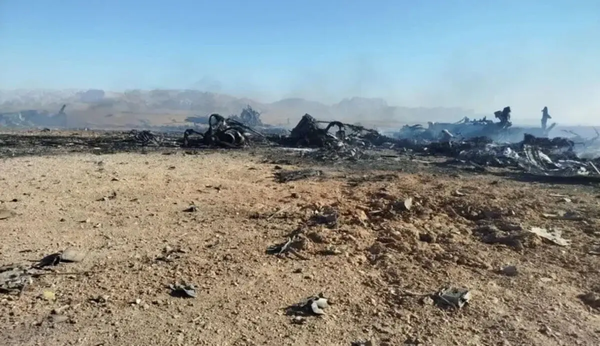 سلفی رزمندگان اسلام با لاشه هواپیما و بالگرد آمریکایی