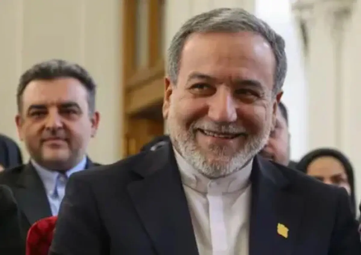 پوشش متفاوت و عجیب عراقچی در خارج از کشور