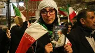 نوشته جالب دختری در تجمع میدان انقلاب+ عکس