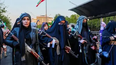 تصاویر عجیب خبرگزاری فرانسه از رژه دختران جان فدای ایران + تصاویر