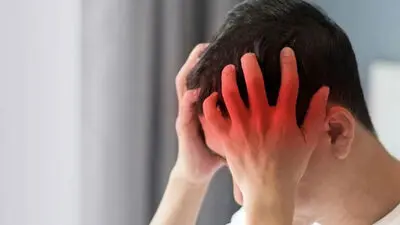 با سردرد از خواب بیدار می‌شوید؟ علت های پنهان سردردهای صبحگاهی را بشناسید