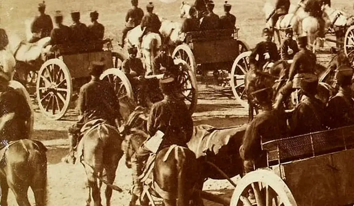سفر در زمان؛ «توپخانۀ اصفهان» در زمان قاجار در حال تمرین در میدان مشق تهران