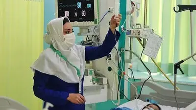 پرستارنماها کنار تخت بیماران
