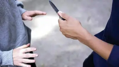 لو رفتن جنایت عکاس آشنا به خاطر طلاهای پیرزن با یک تکه شیشه