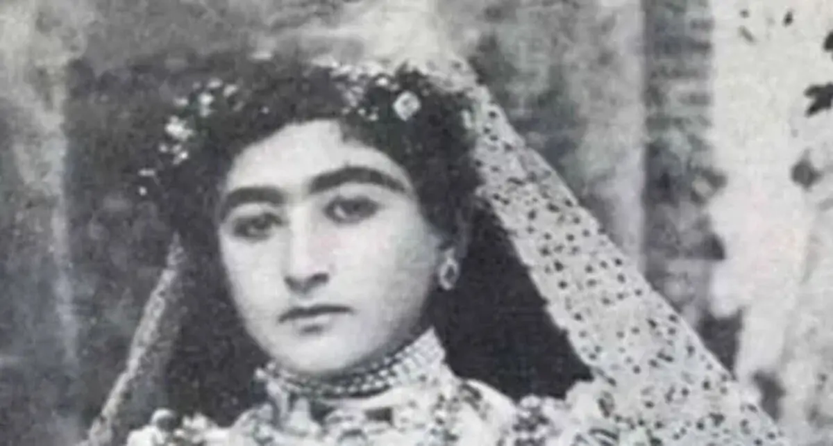 دختر زیبا و باهوش مظفرالدین شاه با دسته گل خاص و لباس عروس شیک در کنار ساقدوش‌ها/ عروسی که زبانزد خاص و عام شد
