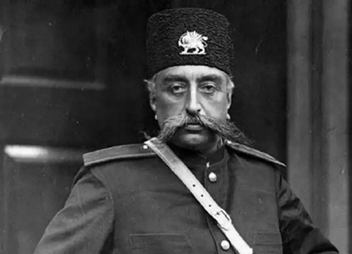 عکس یادگاری مظفرالدین شاه و درباریان در باغچۀ کاخ گلستان