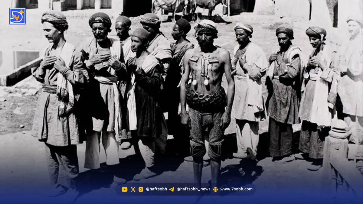 قفل آجین کردن‌ بدن و پاراگلایدرسواری فقیهه سلطانی