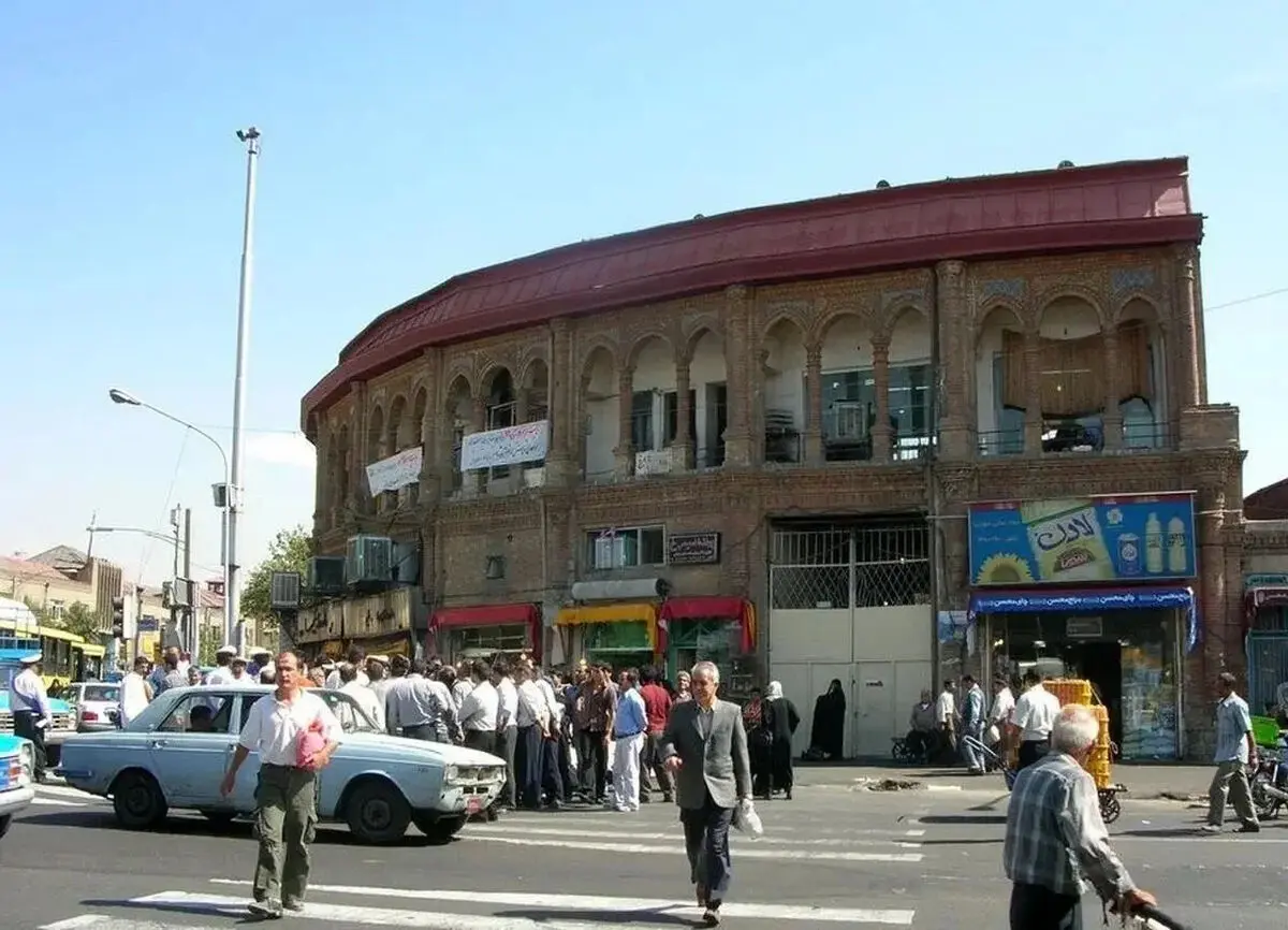 سفر به تهران قدیم؛ تصویری رنگی شده از «چهارراه مولوی»؛ دهه 30